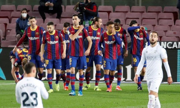 El Barcelona se acerca a la cabeza El Barcelona se acerca a la cabeza