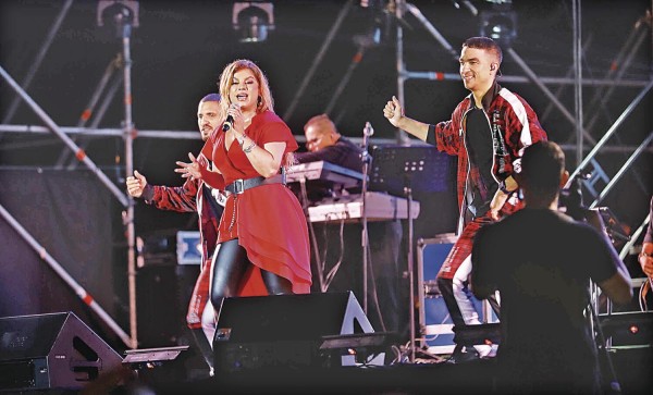 La cantante puertorriqueña Olga Tañón ofreció un show este fin de semana junto a Oscar de León, Gilberto Santa Rosa, Joey Montana y Fonseca en homenaje a las madres. Los artistas compartieron la alegría de sus éxitos. La cantante puertorriqueña Olga Tañón ofreció un show este fin de semana junto a Oscar de León, Gilberto Santa Rosa, Joey Montana y Fonseca en homenaje a las madres. Los artistas compartieron la alegría de sus éxitos.
