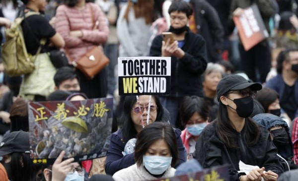 Hong Kong inició el 2020 con protestas en cuanto a la prodemocracia y la desaceleración económica. Hong Kong inició el 2020 con protestas en cuanto a la prodemocracia y la desaceleración económica.