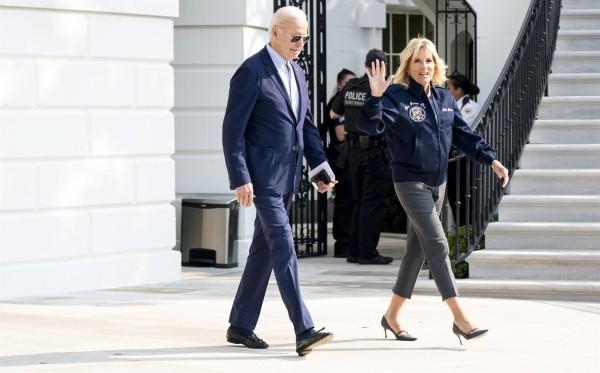 El presidente de EE.UU., Joe Biden, y la primera dama estadounidense, Jill Biden, salen de la Casa Blanca El presidente de EE.UU., Joe Biden, y la primera dama estadounidense, Jill Biden, salen de la Casa Blanca