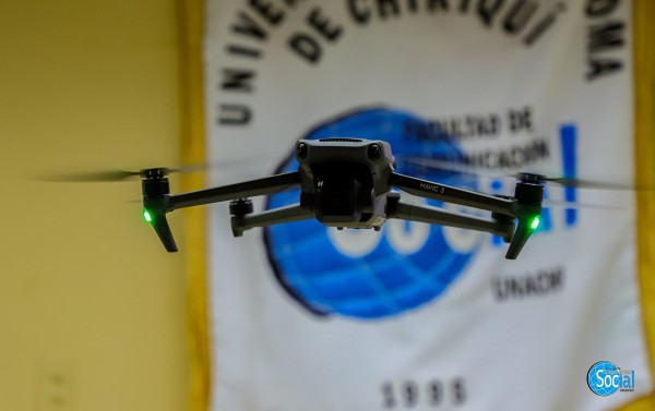 También se han conseguido drones para ser utilizados por los estudiantes. También se han conseguido drones para ser utilizados por los estudiantes.