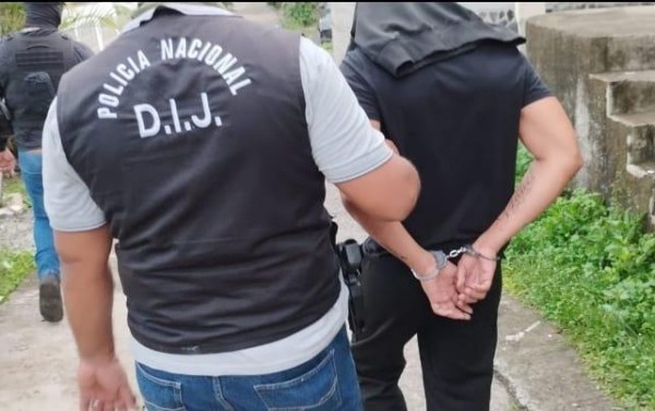 Estas dos personas también están acusadas de robar el arma del guardia de seguridad. Estas dos personas también están acusadas de robar el arma del guardia de seguridad.