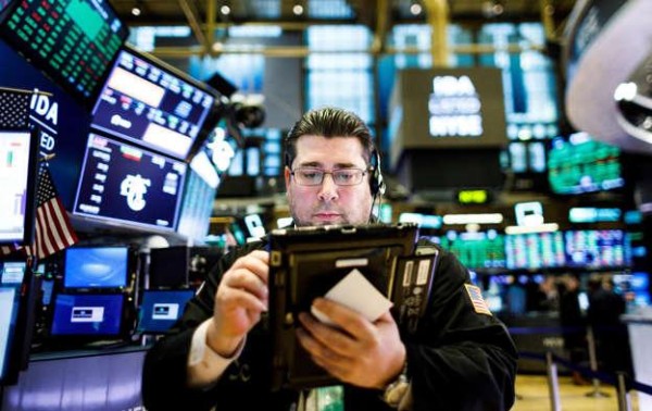 La Bolsa de Nueva York es el mayor mercado de valores del mundo en volumen monetario y el primero en número de empresas adscritas La Bolsa de Nueva York es el mayor mercado de valores del mundo en volumen monetario y el primero en número de empresas adscritas