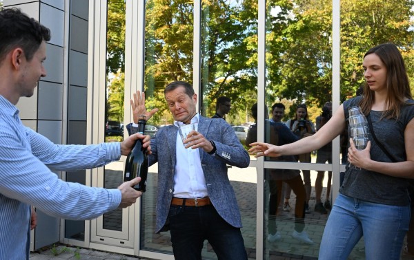El físico austro-hungaro Ferenc Krausz celebra con compañeros el premio obtenido. El físico austro-hungaro Ferenc Krausz celebra con compañeros el premio obtenido.