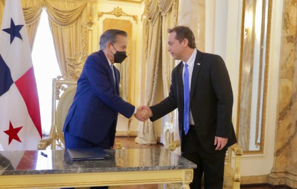 Rivera Staff tomó posesión ante el presidente Laurentino Cortizo en un acto celebrado esta mañana en el Salón Amarillo. Rivera Staff tomó posesión ante el presidente Laurentino Cortizo en un acto celebrado esta mañana en el Salón Amarillo.