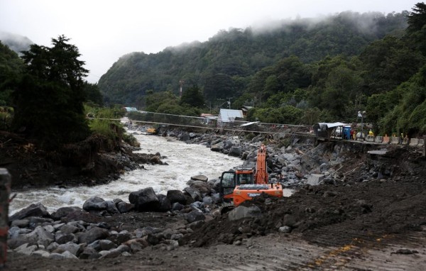 Las operaciones de búsqueda, rescate y reparación de carreteras se mantienen en los puntos críticos.. | Las operaciones de búsqueda, rescate y reparación de carreteras se mantienen en los puntos críticos.. |