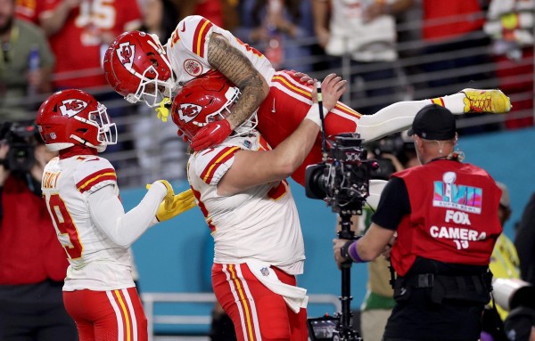 Jugadores de Kansas City celebran un touchdown en el State Farm Stadium en Glendale, Arizona. Fotografía de archivo. Jugadores de Kansas City celebran un touchdown en el State Farm Stadium en Glendale, Arizona. Fotografía de archivo.