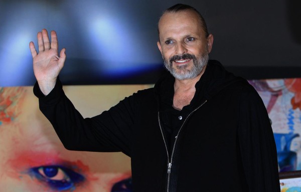 Fotografía de archivo del cantante español Miguel Bosé mientras saluda durante una conferencia de prensa en la Ciudad de México (México). Fotografía de archivo del cantante español Miguel Bosé mientras saluda durante una conferencia de prensa en la Ciudad de México (México).