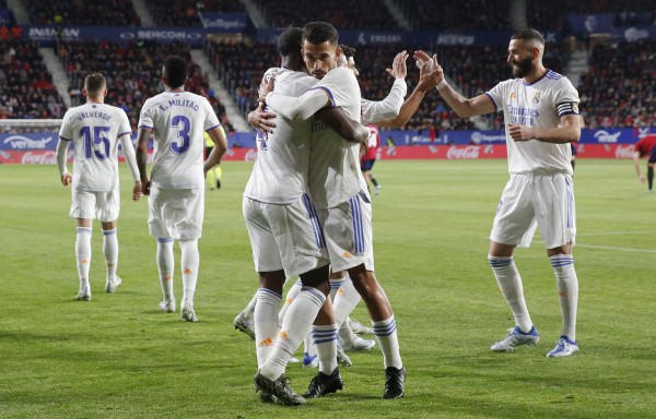 El defensa del Real Madrid David Alaba (c) celebra con Dani Ceballos (2-d) El defensa del Real Madrid David Alaba (c) celebra con Dani Ceballos (2-d)
