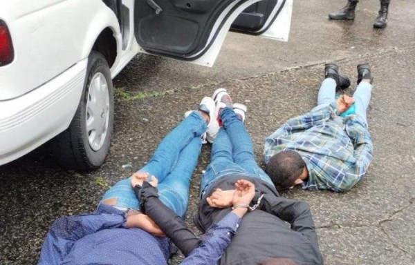 Los involucrados en el hecho fueron aprehendidos en los estacionamientos del PH, ubicándose dentro de uno de los vehículos los bienes propiedad de la joyería y un arma de fuego. Los involucrados en el hecho fueron aprehendidos en los estacionamientos del PH, ubicándose dentro de uno de los vehículos los bienes propiedad de la joyería y un arma de fuego.