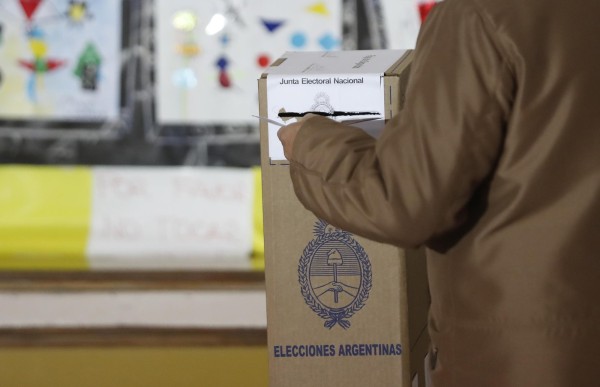 Fotografía de archivo mientras ejercen su derecho al voto en Buenos Aires, Argentina. Fotografía de archivo mientras ejercen su derecho al voto en Buenos Aires, Argentina.