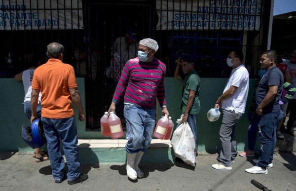 La población hace filas para obtener artículos de limpieza en Managua. La población hace filas para obtener artículos de limpieza en Managua.