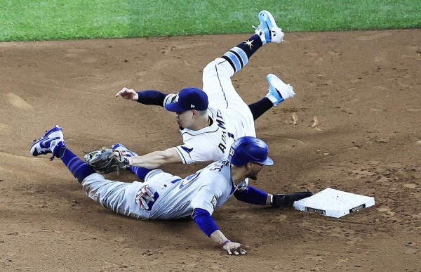 El jugador de los Dodgers de Los Ángeles Mookie Betts (abajo) logra llegar a base ante Willy Adames, de los Rays de Tampa Bay El jugador de los Dodgers de Los Ángeles Mookie Betts (abajo) logra llegar a base ante Willy Adames, de los Rays de Tampa Bay