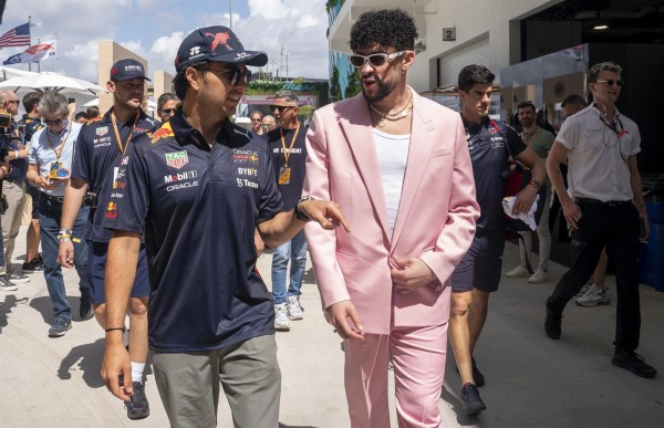 Imagen del piloto mexicano de Fórmula Uno, Sergio Pérez (i) junto al cantante puertorriqueño Bad Bunny Imagen del piloto mexicano de Fórmula Uno, Sergio Pérez (i) junto al cantante puertorriqueño Bad Bunny