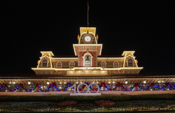 Fotografía fechada el pasado 3 de noviembre y cedida este martes, 14 de noviembre, por Disney en la que se registró la entrada del parque temático Magic Kingdom, adornada con motivos navideños, en Lake Buena Vista (Florida. EE.UU.). Fotografía fechada el pasado 3 de noviembre y cedida este martes, 14 de noviembre, por Disney en la que se registró la entrada del parque temático Magic Kingdom, adornada con motivos navideños, en Lake Buena Vista (Florida. EE.UU.).