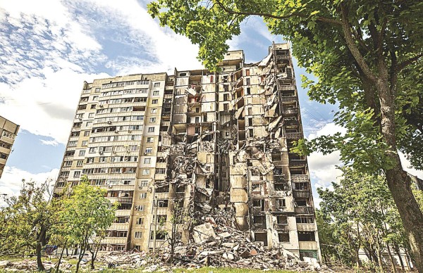 Fotografía de archivo tomada el 25 de mayo de 2022, de una vista general de un edificio dañado por un misil ruso en Járkov (Ucrania). Fotografía de archivo tomada el 25 de mayo de 2022, de una vista general de un edificio dañado por un misil ruso en Járkov (Ucrania).