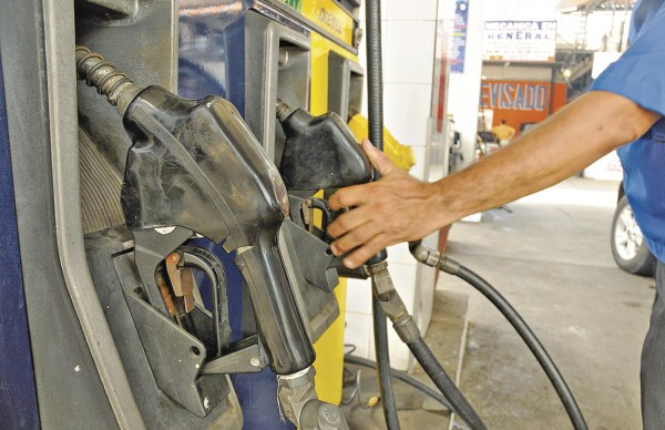 El precio de la gasolina subirá de dos a tres centavos este viernes como consecuencia del alza del crudo. El precio de la gasolina subirá de dos a tres centavos este viernes como consecuencia del alza del crudo.