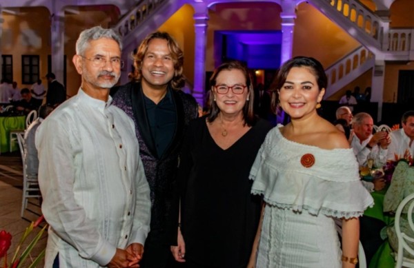 Prabhakar Sharan calificó de positiva y muy esperanzador la gestión de la canciller panameña Janaina Tewaney que logró traer a Panamá al canciller Indio y establecer una importante plataforma de comercio e inversiones entre ambos países. Prabhakar Sharan calificó de positiva y muy esperanzador la gestión de la canciller panameña Janaina Tewaney que logró traer a Panamá al canciller Indio y establecer una importante plataforma de comercio e inversiones entre ambos países.