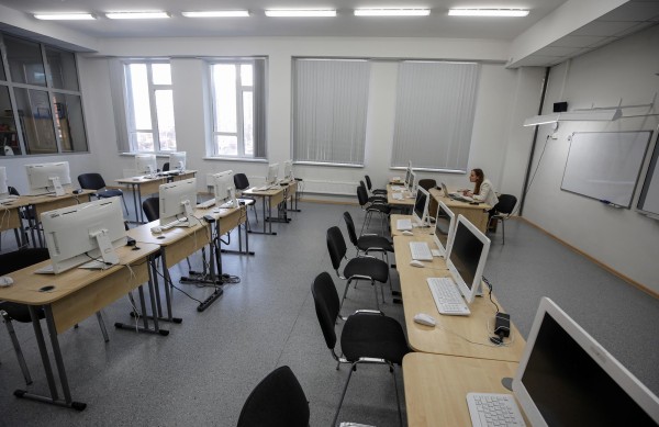 La mitad de los alumnos del mundo sin escuela o universidad. La mitad de los alumnos del mundo sin escuela o universidad.
