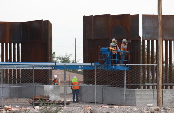 Imágenes de EFE documentaron las obras de reforzamiento del muro cerca del centro de Ciudad Juárez. Imágenes de EFE documentaron las obras de reforzamiento del muro cerca del centro de Ciudad Juárez.