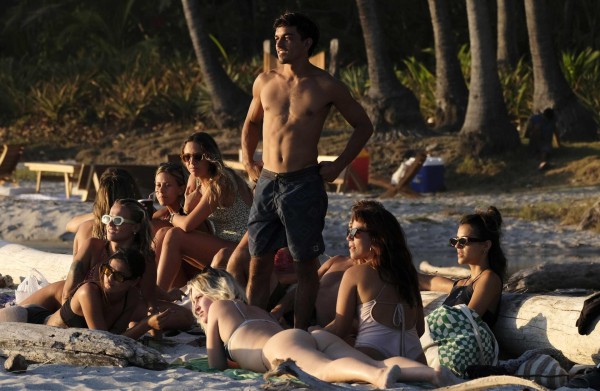 Un grupo de turistas al disfrutar de la playa de Santa Teresa, en la provincia de Puntarenas, Costa Rica. Un grupo de turistas al disfrutar de la playa de Santa Teresa, en la provincia de Puntarenas, Costa Rica.