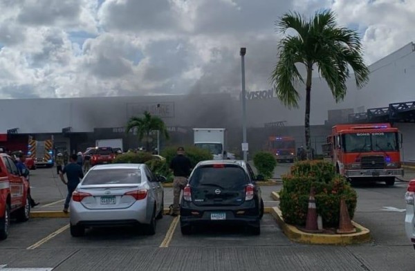 Esta emergencia es atendida por los bomberos de los cuarteles de Tocumen, Carrasquilla y San Miguelito. Esta emergencia es atendida por los bomberos de los cuarteles de Tocumen, Carrasquilla y San Miguelito.
