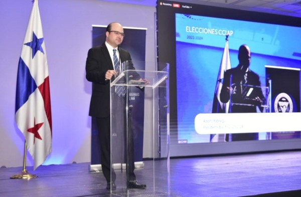 El nuevo presidente de la CCIAP para el periodo 20223-2024, Adolfo Fábrega, durante su pronunciamiento en la Primera Reunión Ordinaria de la Asamblea General. El nuevo presidente de la CCIAP para el periodo 20223-2024, Adolfo Fábrega, durante su pronunciamiento en la Primera Reunión Ordinaria de la Asamblea General.