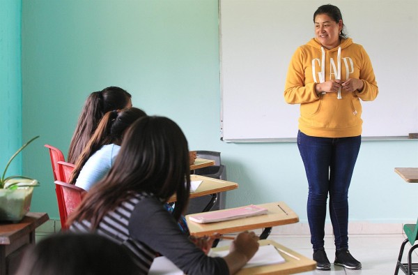 Fotografía de archivo donde se muestra a una profesora mientras imparte clases en Chihuahua (México). Fotografía de archivo donde se muestra a una profesora mientras imparte clases en Chihuahua (México).