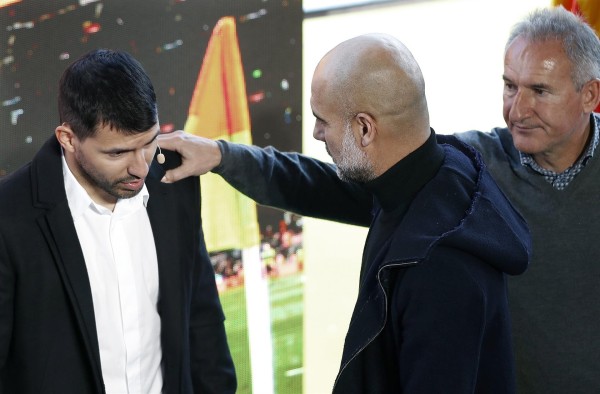 El delantero argentino Sergio 'Kun' Agüero (i) junto al entrenador del Mánchester City, Pep Guardiola (c). El delantero argentino Sergio 'Kun' Agüero (i) junto al entrenador del Mánchester City, Pep Guardiola (c).