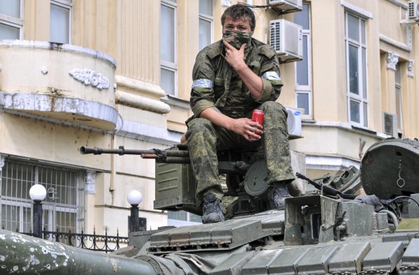 Miembro del amotinado grupo de mercenarios rusos Wagner encima de un blindado tras tomar el control de la ciudad de Rostov, en el sur de Rusia. Miembro del amotinado grupo de mercenarios rusos Wagner encima de un blindado tras tomar el control de la ciudad de Rostov, en el sur de Rusia.