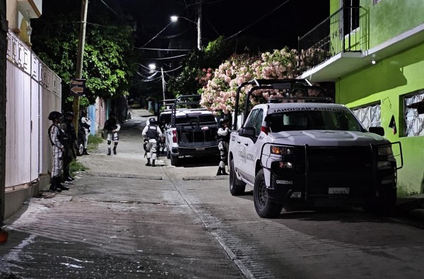 Policías estatales vigilan la zona donde fueron emboscados policías, en el poblado de Juan R. Escudero, en el municipio de Chilpancingo (México). Policías estatales vigilan la zona donde fueron emboscados policías, en el poblado de Juan R. Escudero, en el municipio de Chilpancingo (México).