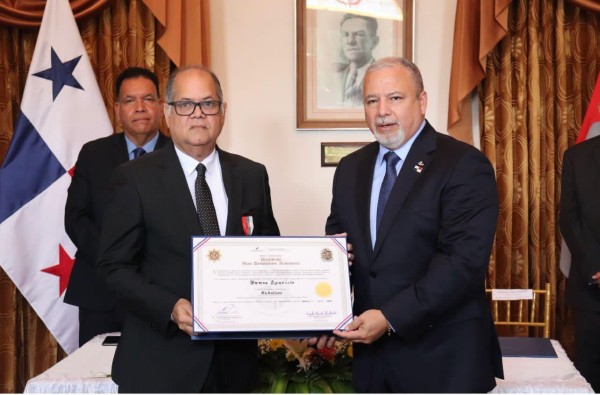 El periodista James Aparicio (Izq.) fue una de las personalidades que recibió este reconocimiento por parte de la Gobernación de Coclé, a cargo del gobernador Julio Palacios (der.) . El periodista James Aparicio (Izq.) fue una de las personalidades que recibió este reconocimiento por parte de la Gobernación de Coclé, a cargo del gobernador Julio Palacios (der.) .