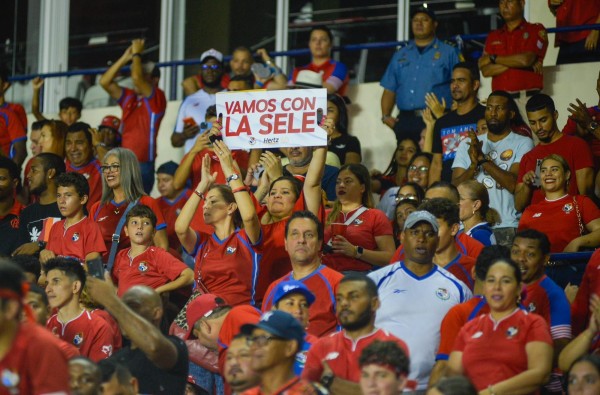 Fanáticos durante el partido entre Panamá y Guatemala. Fanáticos durante el partido entre Panamá y Guatemala.