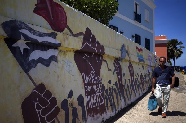 Fotografía del 13 de septiembre de 2022 donde aparece un hombre mientras camina frente a un mural que recuerda a los 4645 muertes provocadas por el paso en el 2017 del huracán María por San Juan, Puerto Rico. Fotografía del 13 de septiembre de 2022 donde aparece un hombre mientras camina frente a un mural que recuerda a los 4645 muertes provocadas por el paso en el 2017 del huracán María por San Juan, Puerto Rico.