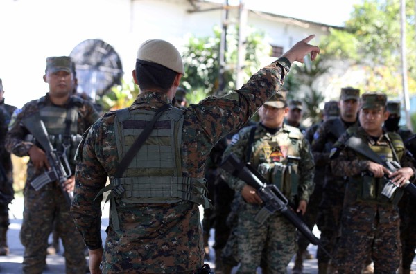 Trabajo en un cerco militar instalado por el gobierno nacional en la comunidad La Granjita, de San Salvador (El Salvador). Trabajo en un cerco militar instalado por el gobierno nacional en la comunidad La Granjita, de San Salvador (El Salvador).