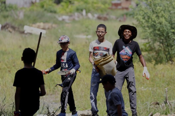 Personas recolectan basuras del Caño Martín Peña hoy, durante el Día Internacional de Limpieza de Costas, en San Juan (Puerto Rico). Personas recolectan basuras del Caño Martín Peña hoy, durante el Día Internacional de Limpieza de Costas, en San Juan (Puerto Rico).
