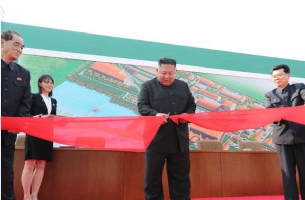 Kim Jong-Un corta el lazo de la construcción de la fábrica acompañado por su hermana y altos funcionarios del Gobierno. Kim Jong-Un corta el lazo de la construcción de la fábrica acompañado por su hermana y altos funcionarios del Gobierno.