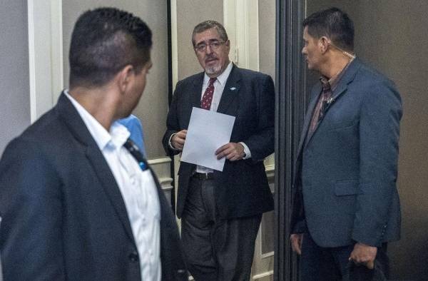 El presidente electo Bernardo Arévalo (c), llega a una conferencia de prensa en Ciudad de Guatemala (Guatemala). El presidente electo Bernardo Arévalo (c), llega a una conferencia de prensa en Ciudad de Guatemala (Guatemala).