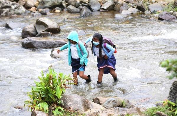 Cuando ir a la escuela es caminar horas bajo la lluvia, por río y lodo. Cuando ir a la escuela es caminar horas bajo la lluvia, por río y lodo.
