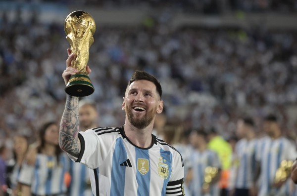 Lionel Messi levanta la Copa del Mundo conquistada en Qatar 2022. Lionel Messi levanta la Copa del Mundo conquistada en Qatar 2022.