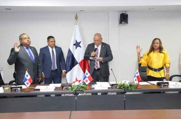 Robinson juramentó al resto de los integrantes de la Comisión de Presupuesto. Robinson juramentó al resto de los integrantes de la Comisión de Presupuesto.
