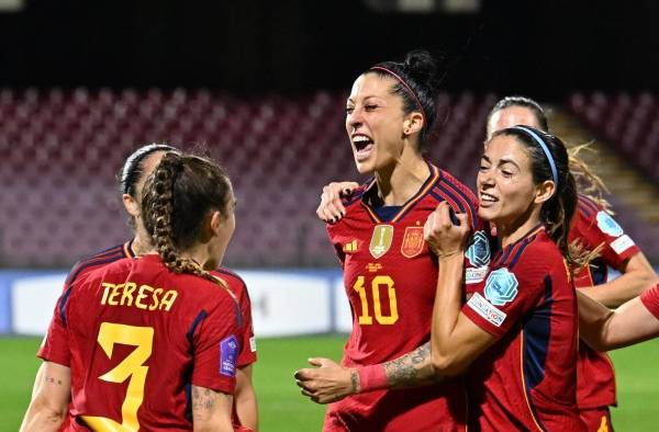 La futbolista Jennifer Hermoso celebrando un gol con sus compañeras. La futbolista Jennifer Hermoso celebrando un gol con sus compañeras.