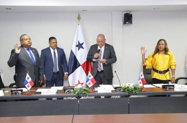 Robinson juramentó al resto de los integrantes de la Comisión de Presupuesto. Robinson juramentó al resto de los integrantes de la Comisión de Presupuesto.