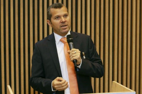 Arsenio Domínguez, arquitecto naval de profesión, es el primer candidato panameño para ocupar la Secretaría General de la Organización Marítima Internacional. Arsenio Domínguez, arquitecto naval de profesión, es el primer candidato panameño para ocupar la Secretaría General de la Organización Marítima Internacional.