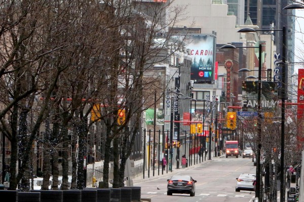 Vista de una calle totalmente en el centro de la ciudad de Toronto, en una fotografía de archivo. Vista de una calle totalmente en el centro de la ciudad de Toronto, en una fotografía de archivo.