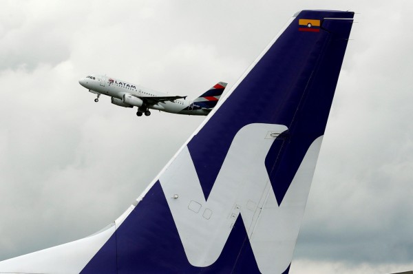 Fotografía de archivo en la que se registró una avión de la aerolínea Latam, al despegar desde el aeropuerto El Dorado, en Bogotá (Colombia). Fotografía de archivo en la que se registró una avión de la aerolínea Latam, al despegar desde el aeropuerto El Dorado, en Bogotá (Colombia).