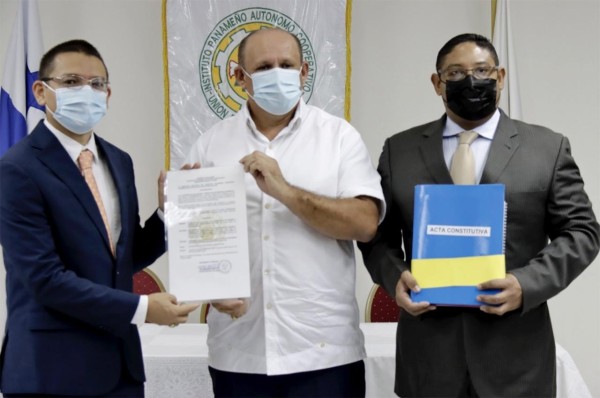 Momentos en que Ipacoop entrega la personería jurídica a Coopromar, integrada por miembros del sector logístico, portuario y pesquero. Momentos en que Ipacoop entrega la personería jurídica a Coopromar, integrada por miembros del sector logístico, portuario y pesquero.