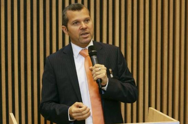 Arsenio Domínguez, arquitecto naval de profesión, es el primer candidato panameño para ocupar la Secretaría General de la Organización Marítima Internacional. Arsenio Domínguez, arquitecto naval de profesión, es el primer candidato panameño para ocupar la Secretaría General de la Organización Marítima Internacional.