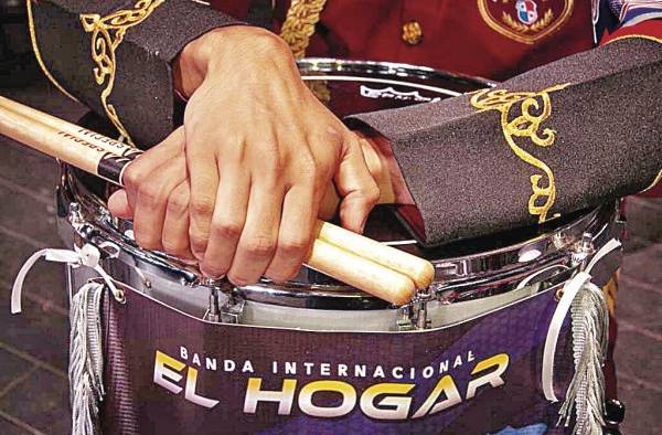 Los músicos vistieron uniforme de gala. Los músicos vistieron uniforme de gala.