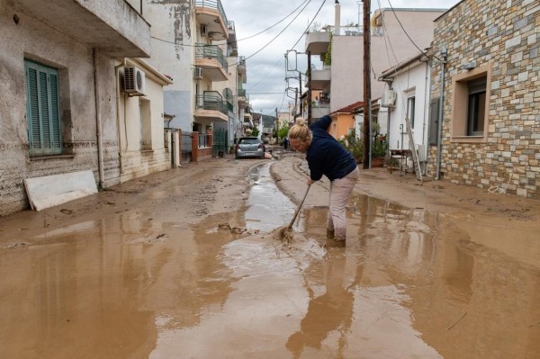 Las tormentas y riadas en Turquía, Bulgaria y en Grecia, de tres días han provocado el deceso de 16 personas e inundaciones. Las tormentas y riadas en Turquía, Bulgaria y en Grecia, de tres días han provocado el deceso de 16 personas e inundaciones.